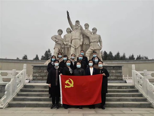 碑前合影