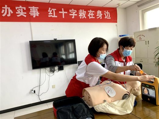 9-红十字志愿者正在练习使用AED急救设备