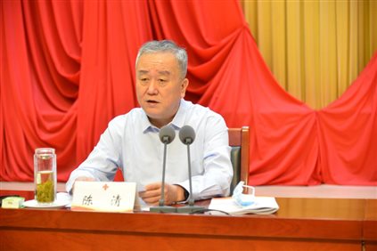 区委书记陈清在大会上作讲话