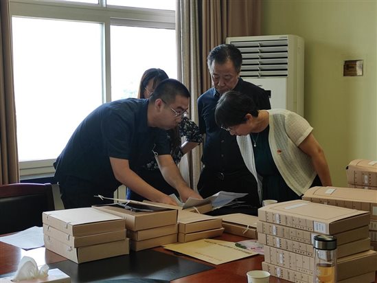 巡察组查阅档案材料