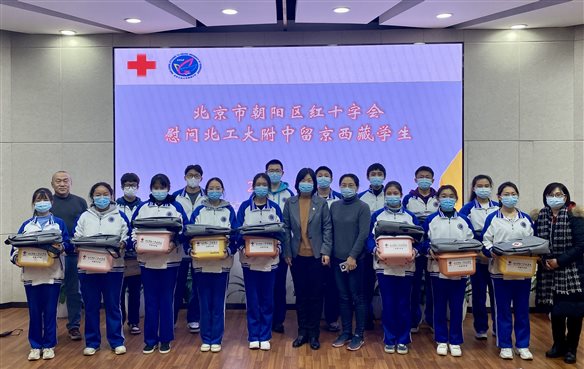 与留京西藏学生合影 