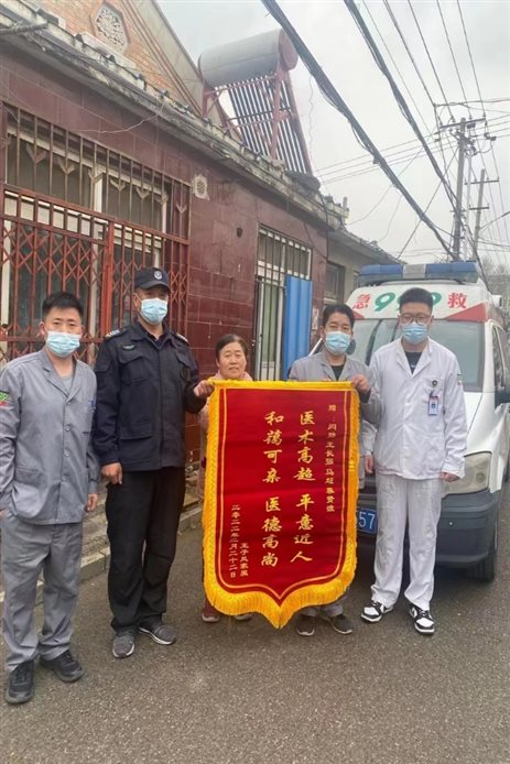一群人站在街道上&#xA;&#xA;描述已自动生成