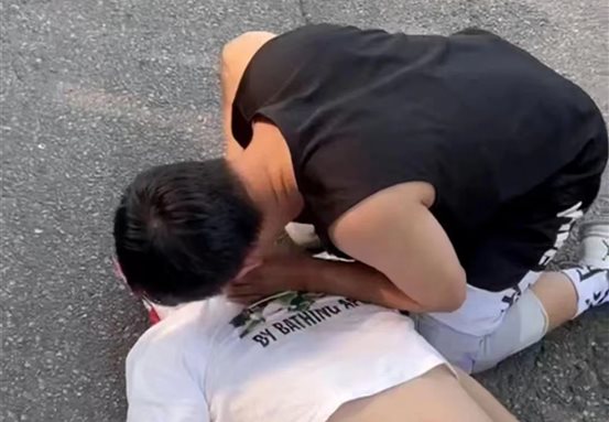 卢金鹏抢救伤者