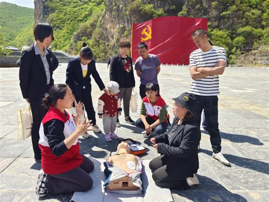 现场演示心肺复苏操作