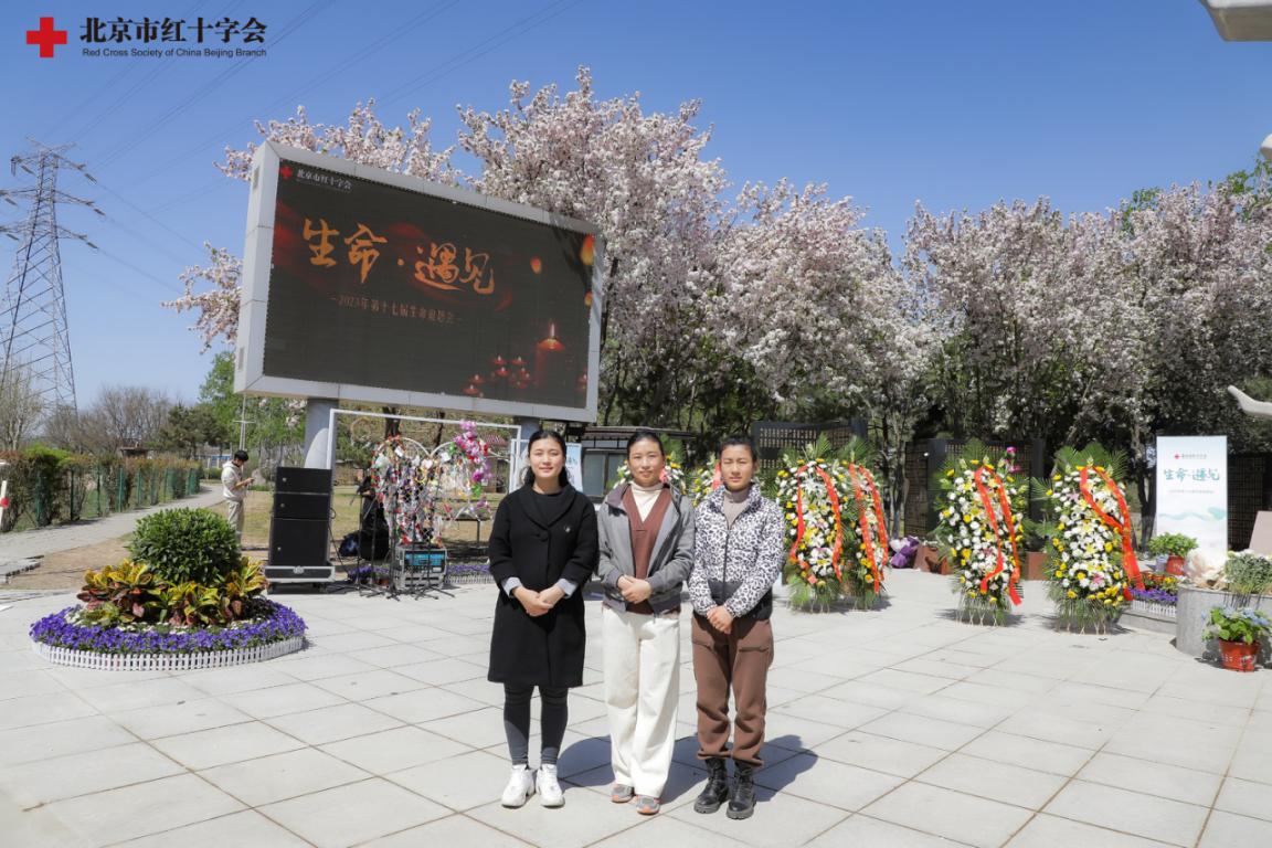 3三姐妹参加生命追思会