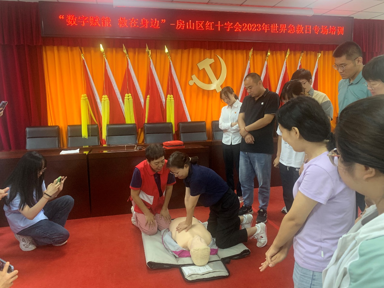 专业师资指导学员进行心肺复苏实操练习
