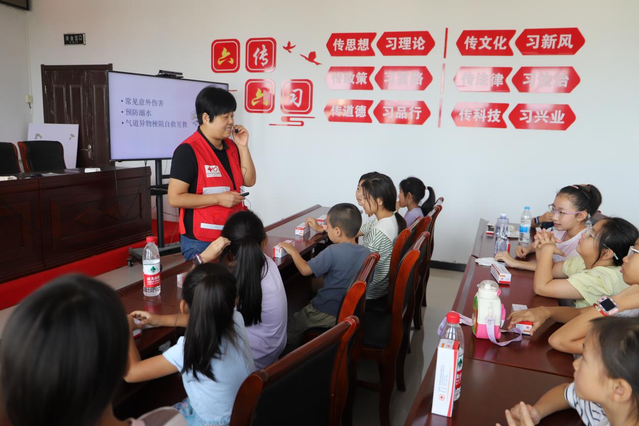 讲师为孩子们授课