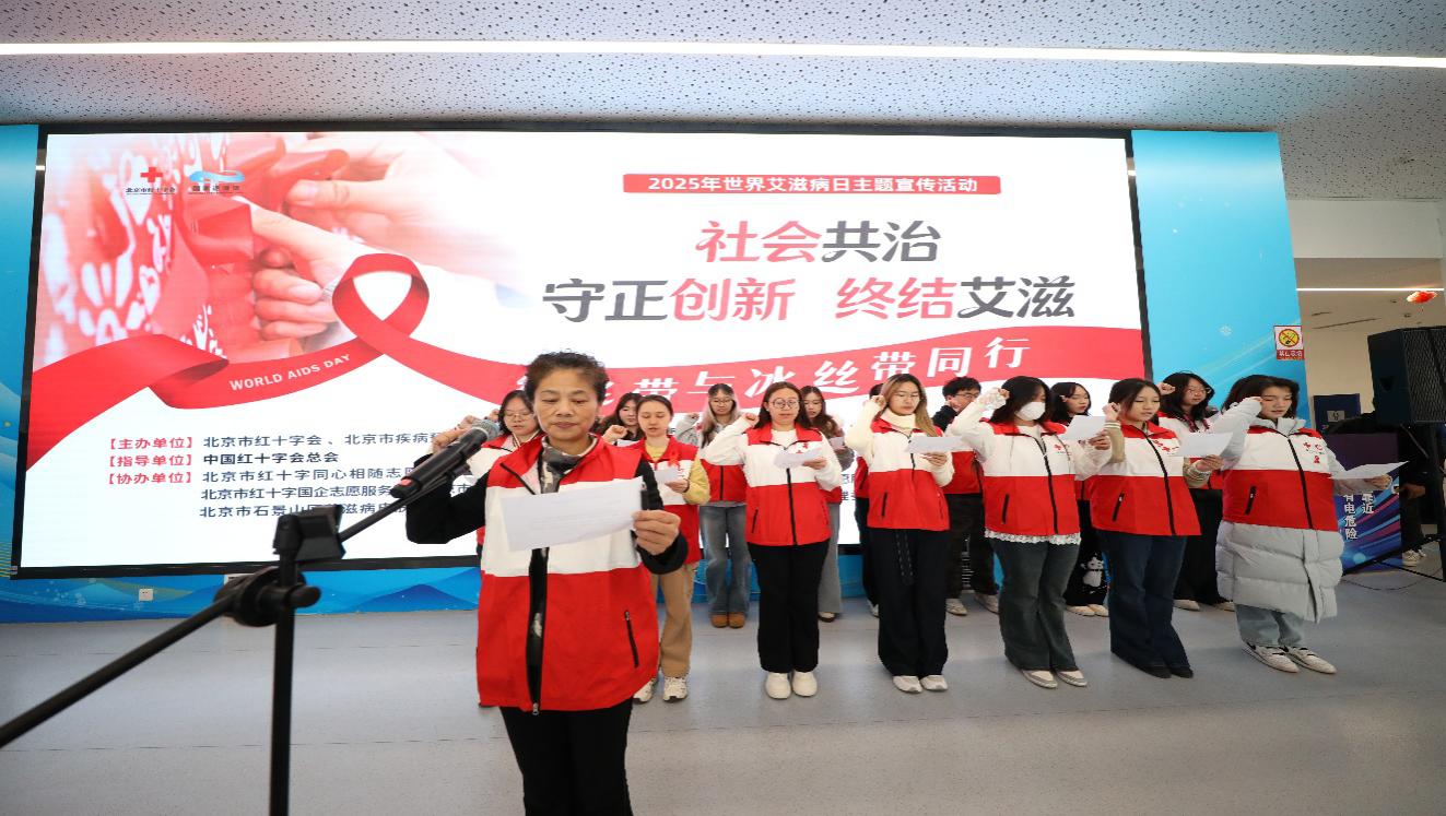 一群人站在一起合影

AI 生成的内容可能不正确。