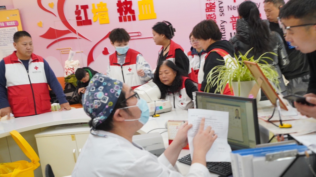 一群人在桌子边

AI 生成的内容可能不正确。