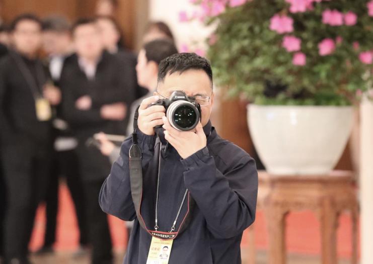 F:\工作文件夹\2025两会\工作照\光明网记者王恩慧在“委员通道”拍摄。郭俊峰摄.jpg